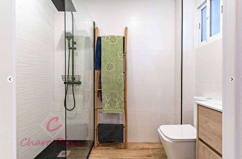 Modernes Bad mit ebenerdiger Dusche 