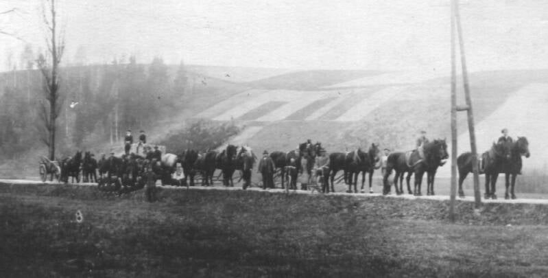 1921- Transport des Denkmals mit Pferdegespann