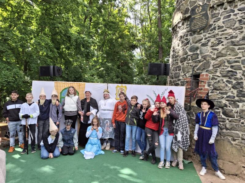 Die Schauspieler präsentieren sich.