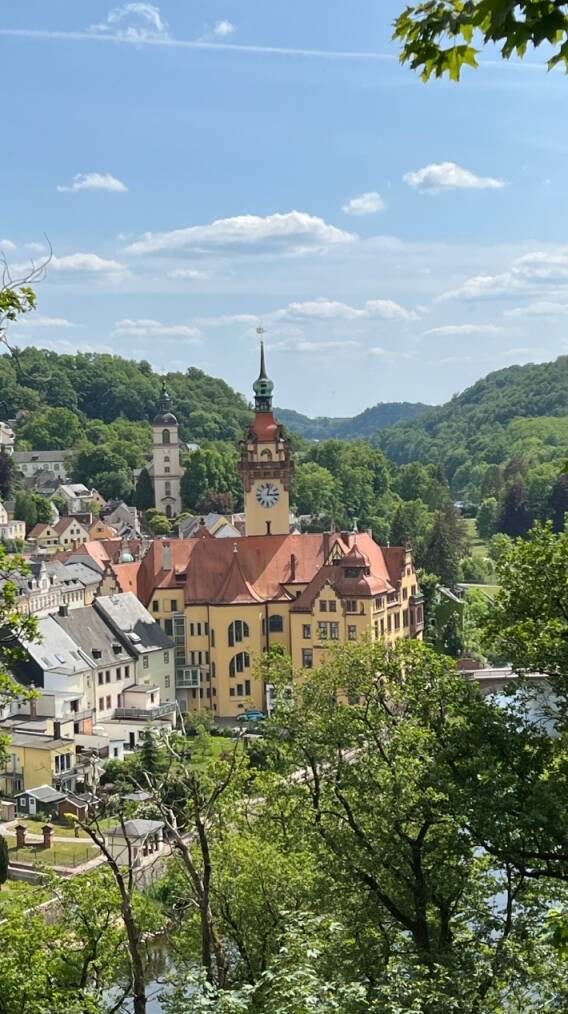 Blick auf Rathaus und Kirche