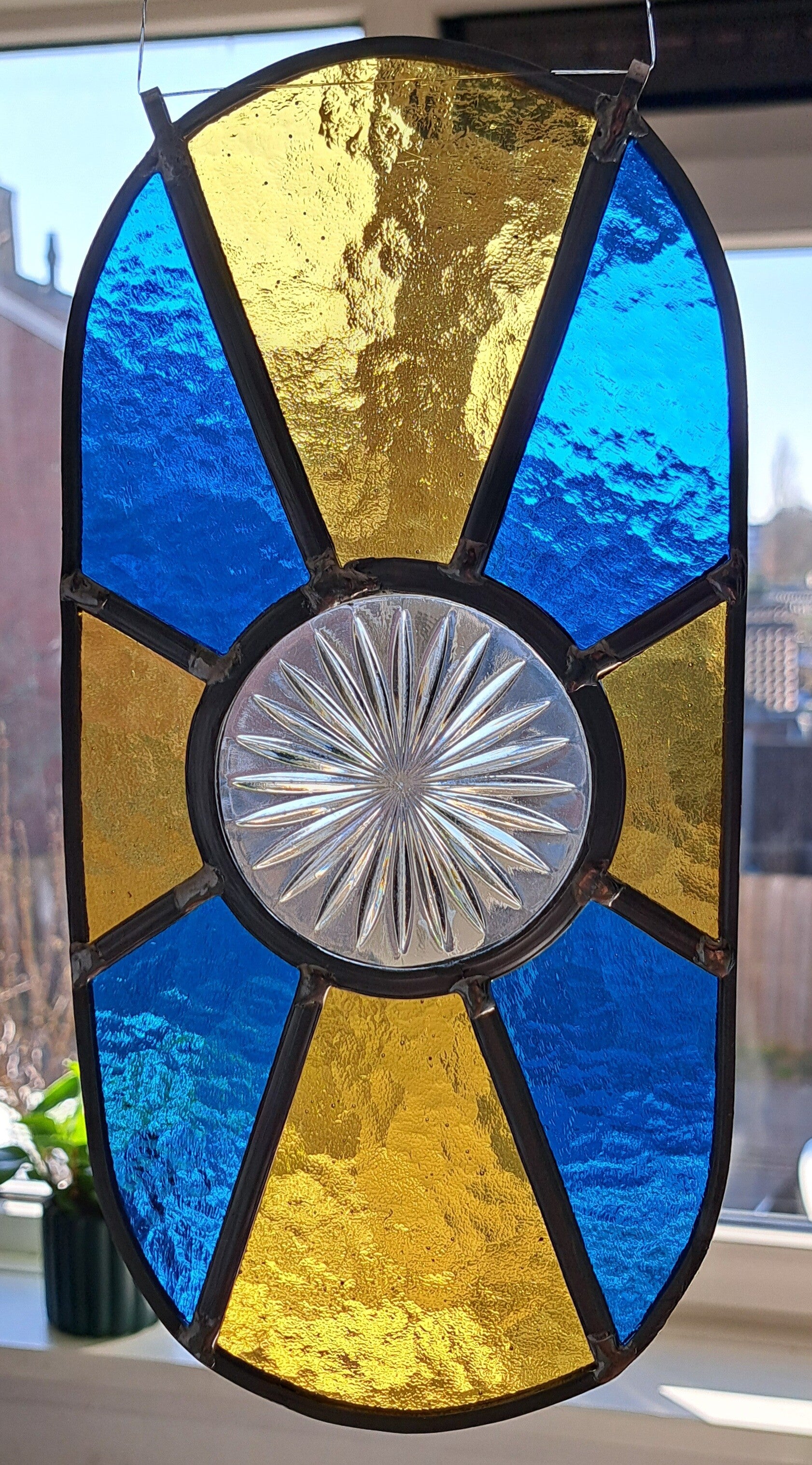 Raamhanger ovaal. Blauw geel