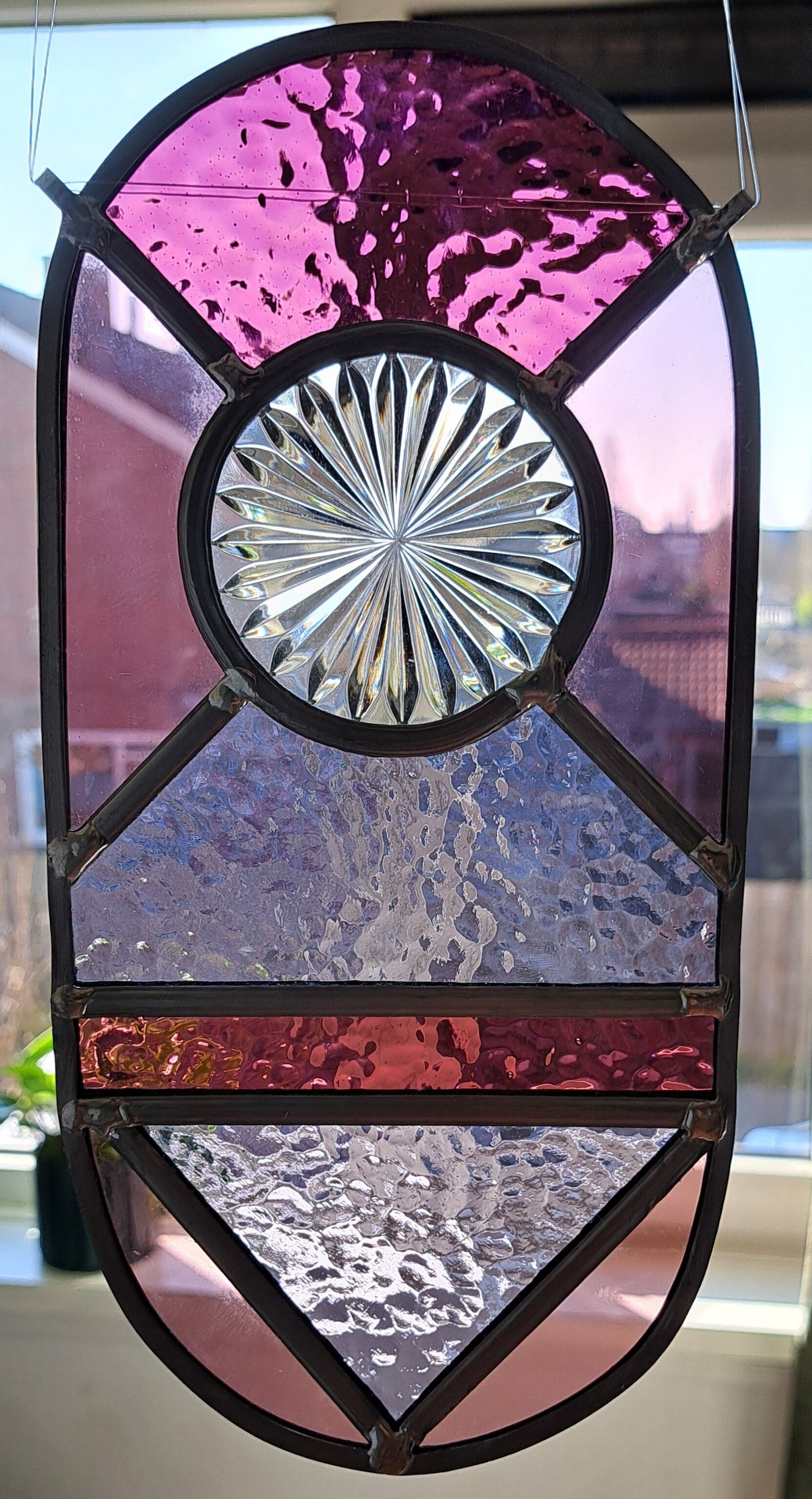 Raamhanger ovaal. Paars/roze abstract