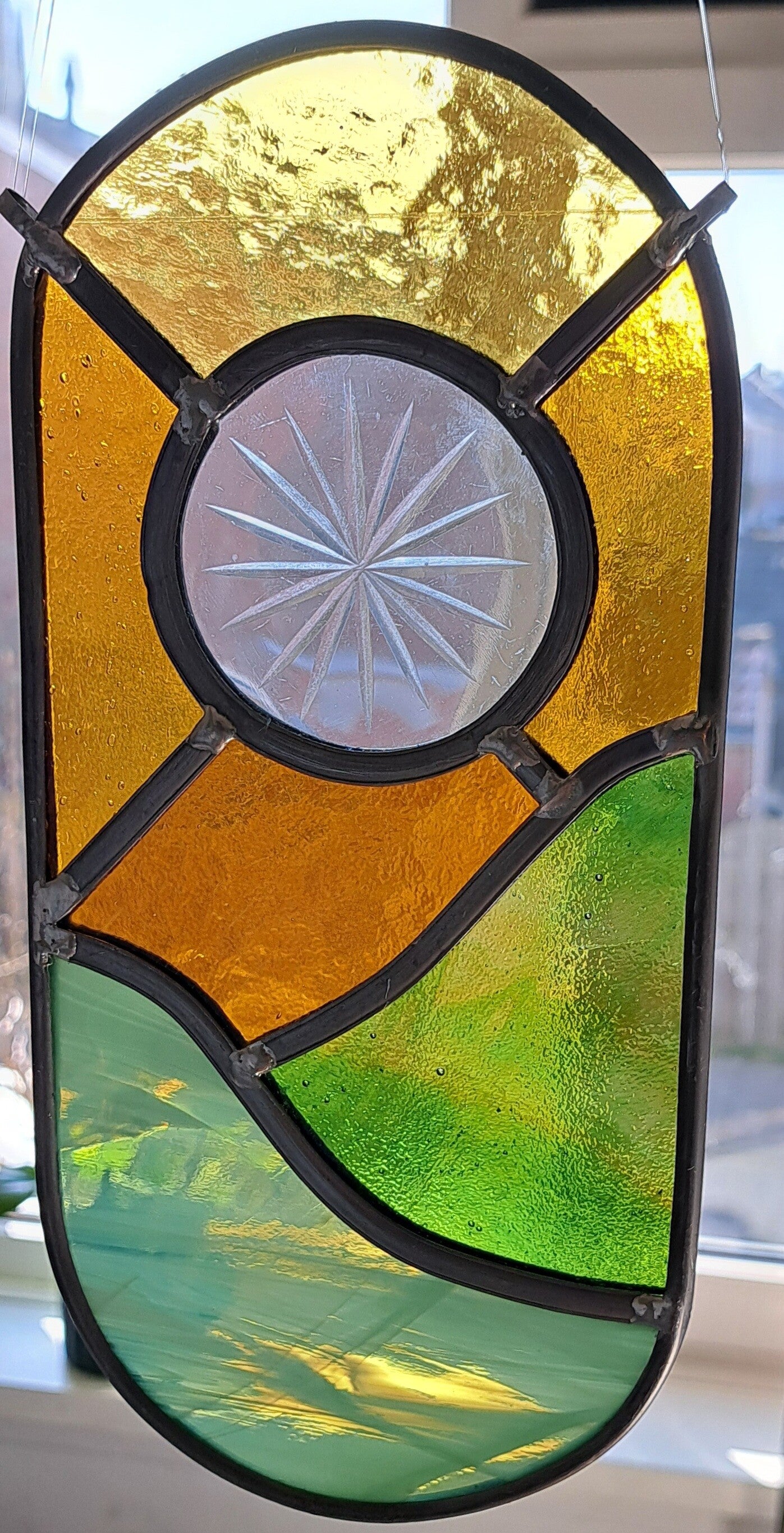 Raamhanger ovaal.  Zon, landschap