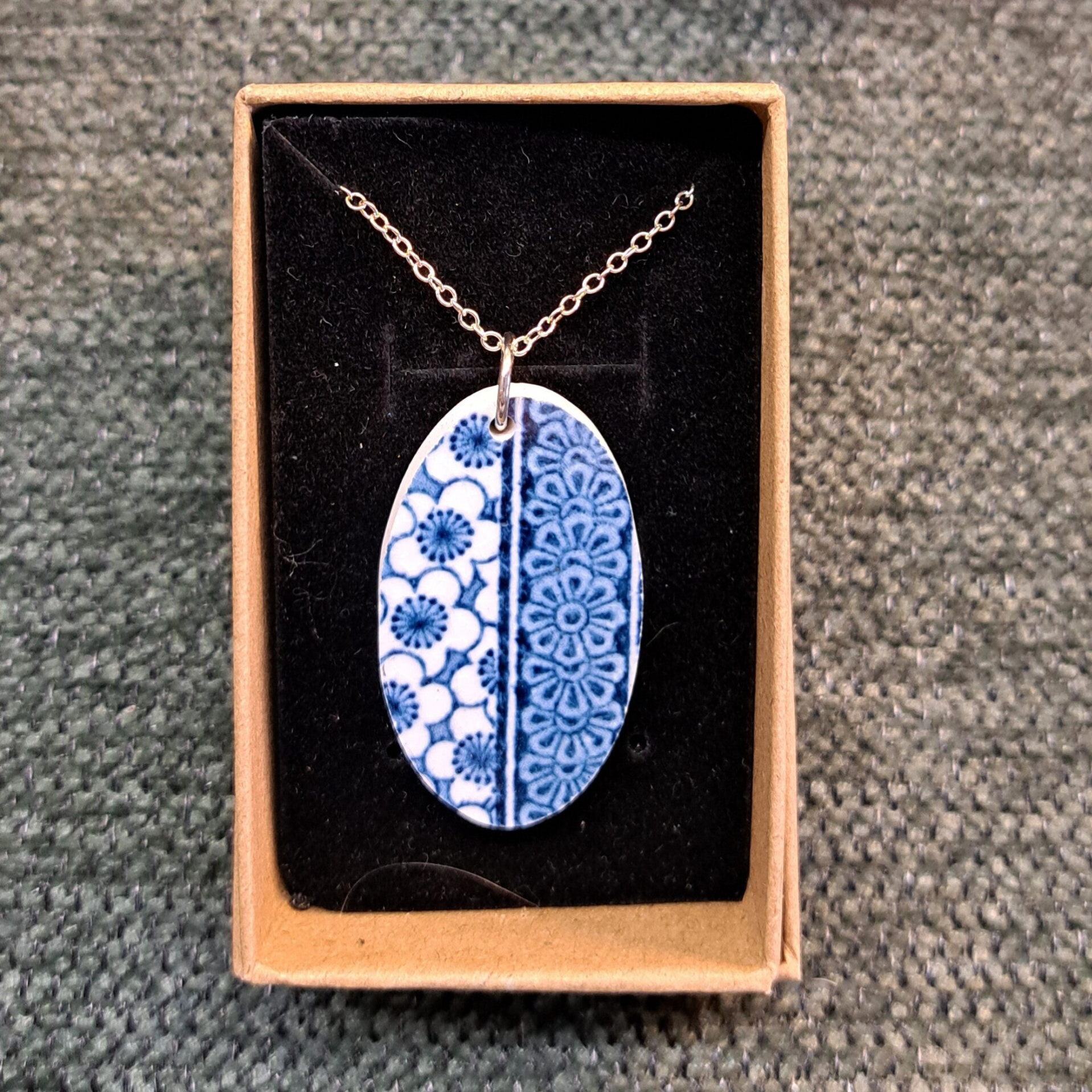 Blauwe bloem ketting rechts