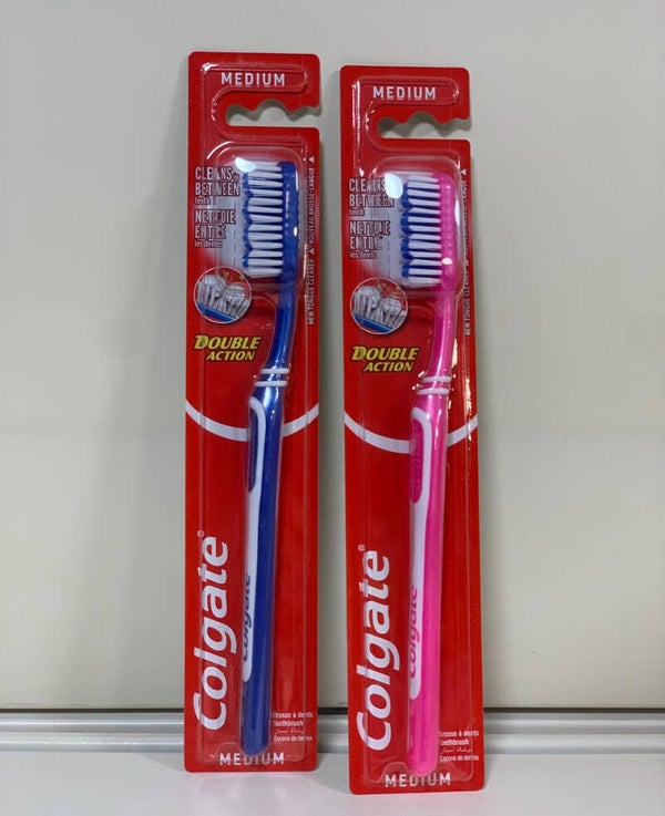 Colgate Brosses à dents Double Action – Medium (bleu et rose)