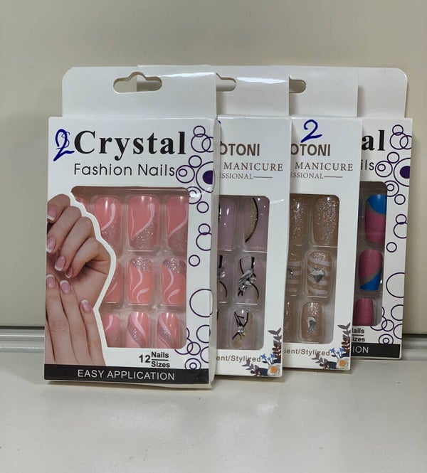 Ongles faux autocollants – Crystal & Totoni