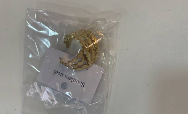 Créoles larges à motif écaille dorée