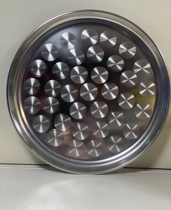Plateau en inox rond avec reliefs circulaires