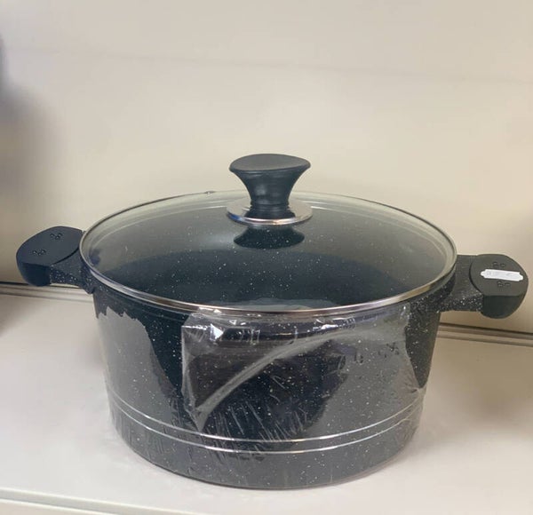 Faitout noir avec couvercle en verre