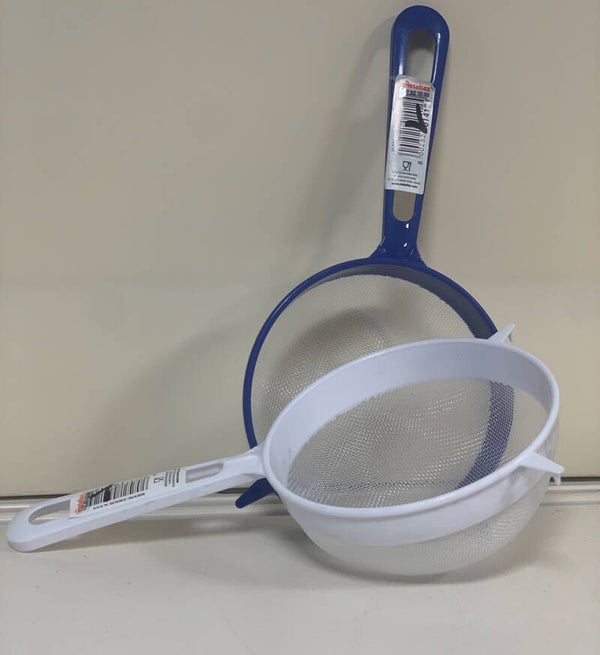 Passoires fines en plastique avec tamis inox (bleue et blanche)