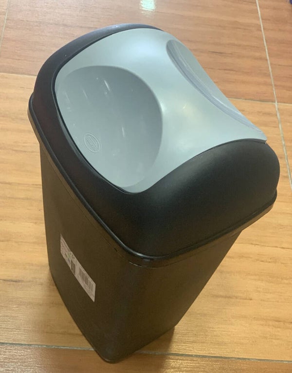 Petite poubelle plastique noire et grise – couvercle basculant