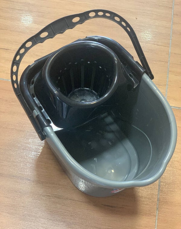 Seau de nettoyage avec essoreur intégré