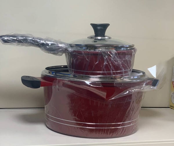 Ensemble de casseroles rouge métallisé avec couvercles en verre