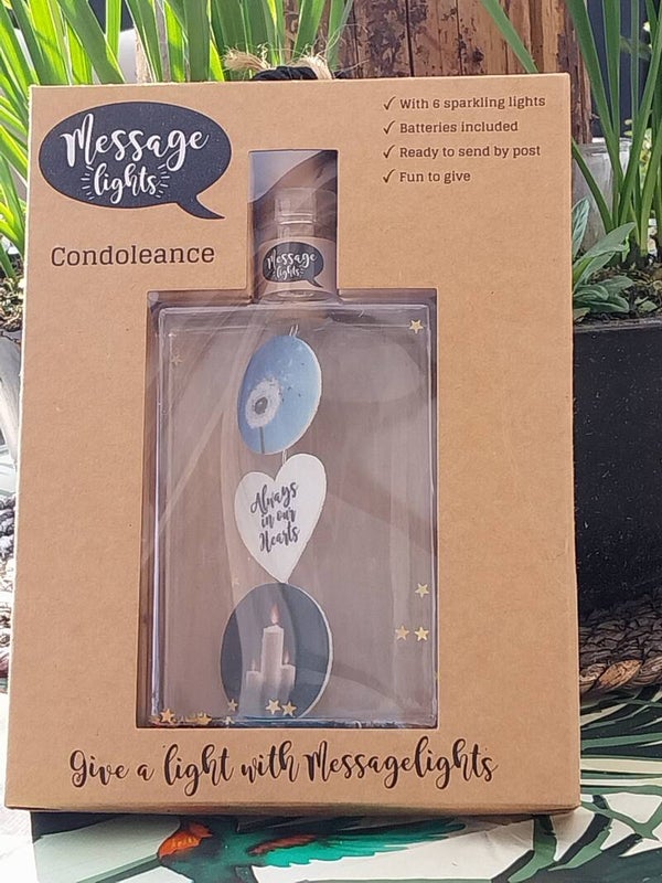 Flesje met lampjes en vilten figuurtjes in condoleance thema.
