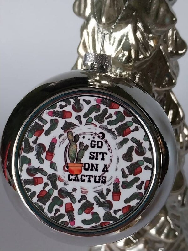 Kerstbal go sit on a cactus