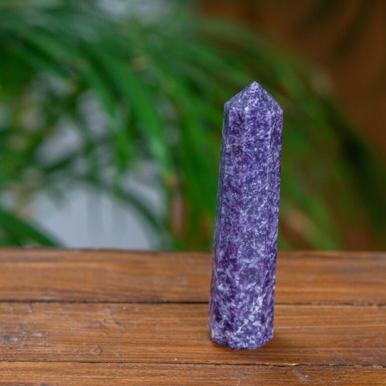 8 zijdige obelisk van Lepidoliet