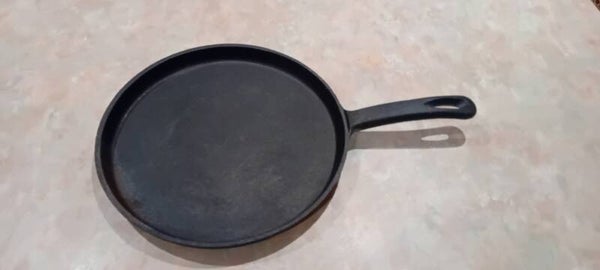 Medium to Large Cast Iron Skillet/Pan.Free Postage UK Postage Only