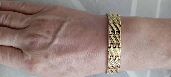 Stunning Gold Coloured Bracelet.  Uk Postage Only. FREE POSTAGE