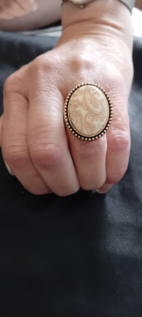 Ladies finger ring. Uk Postage Only. Free Postage.