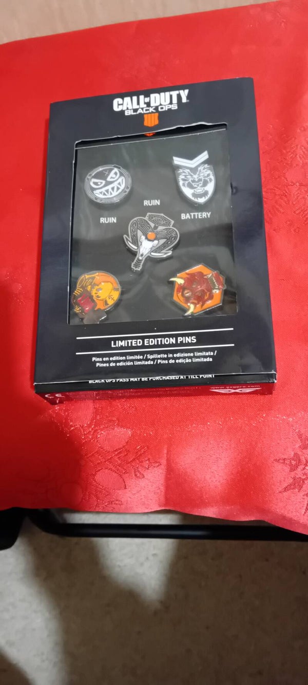 CALL of DUTY BLACK OPS LIMITED EDITION 5 PINS GAMING BADGES. UK POSTAGE ONLY