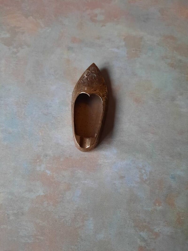 Vintage.Collectable Brass Shoe Shaped Cigarette Holder/Ashtray. UK POSTAGE ONLY. FREE POSTAGE