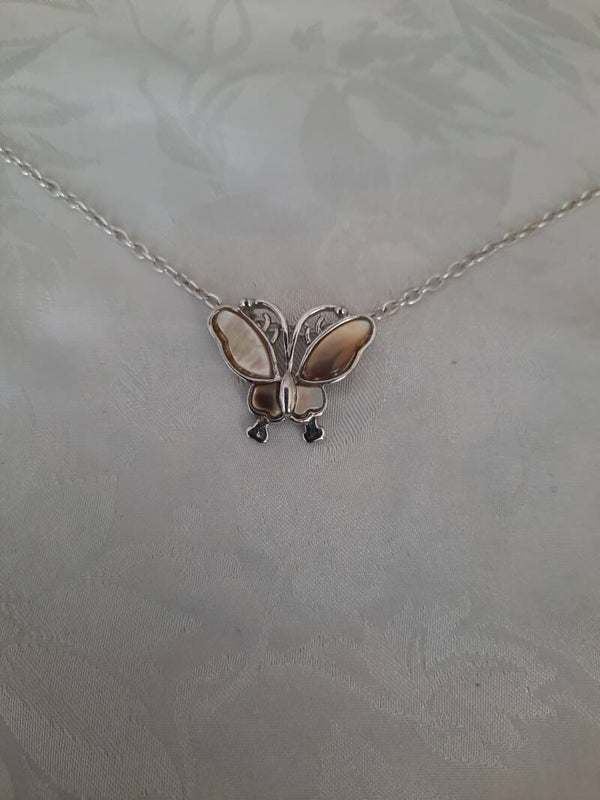 Beautiful Silvertone Butterfly Necklace ##UK POSTAGE ONLY
