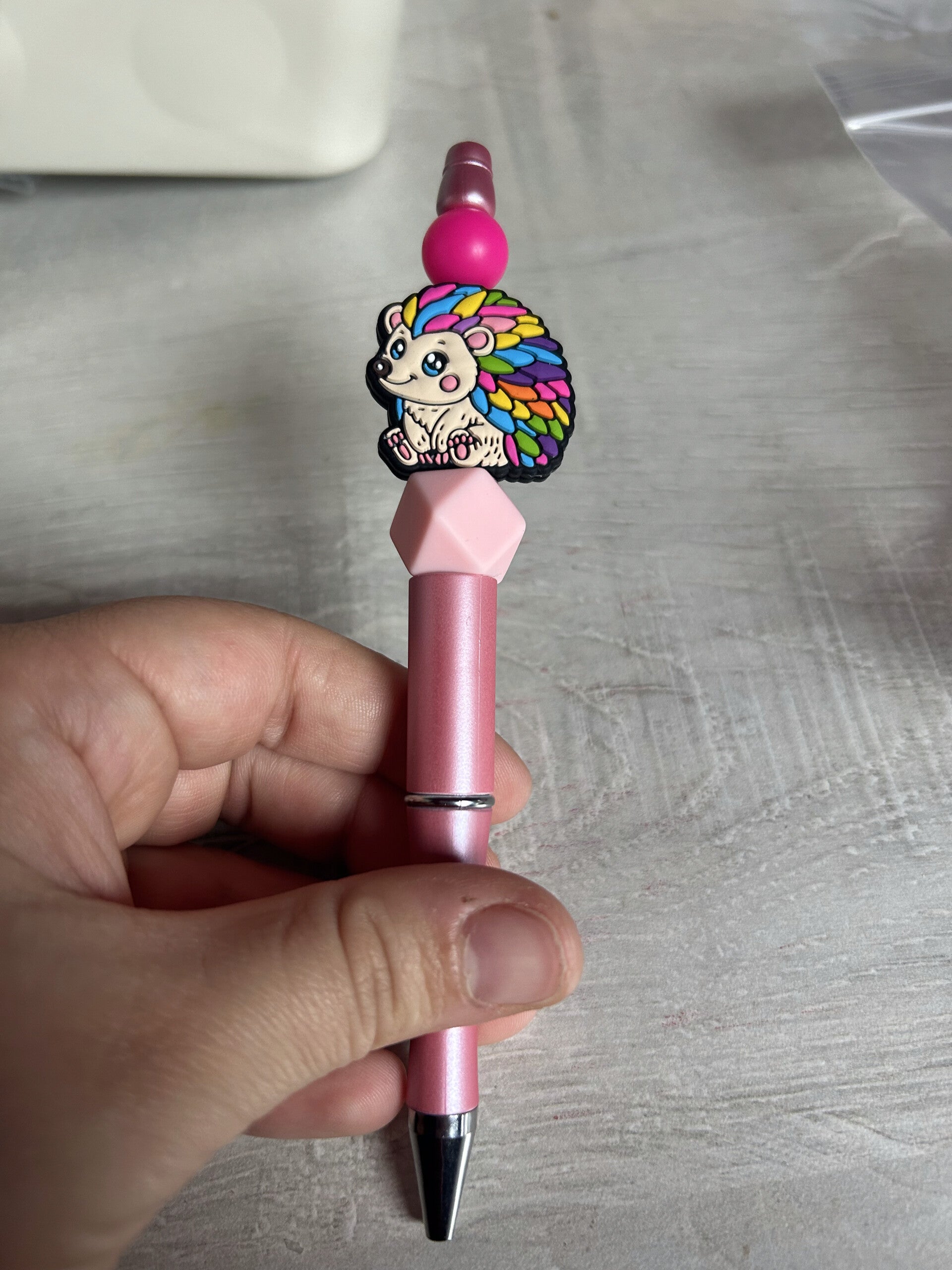 pen met kleurrijke egel