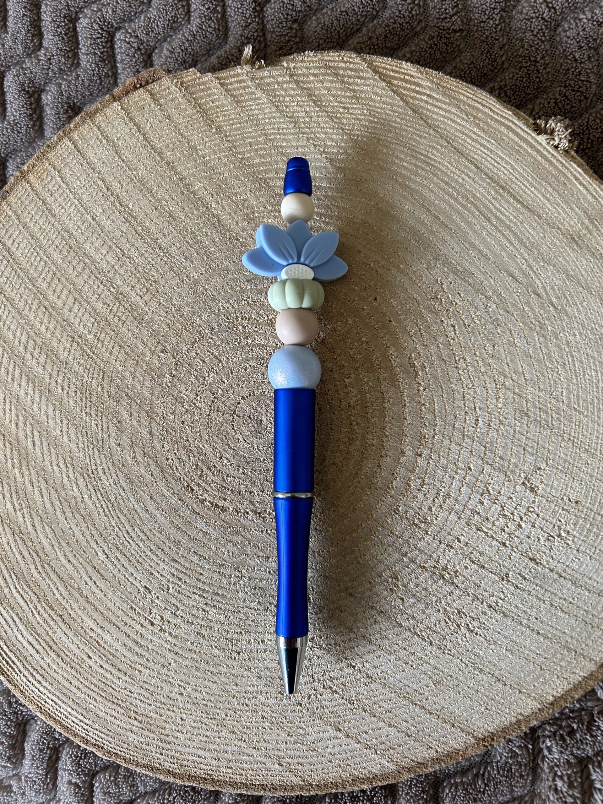 pen met blauwe halve bloem