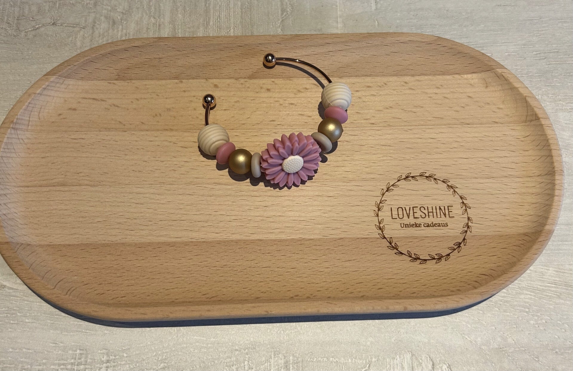 armband met een groot roze madeliefje