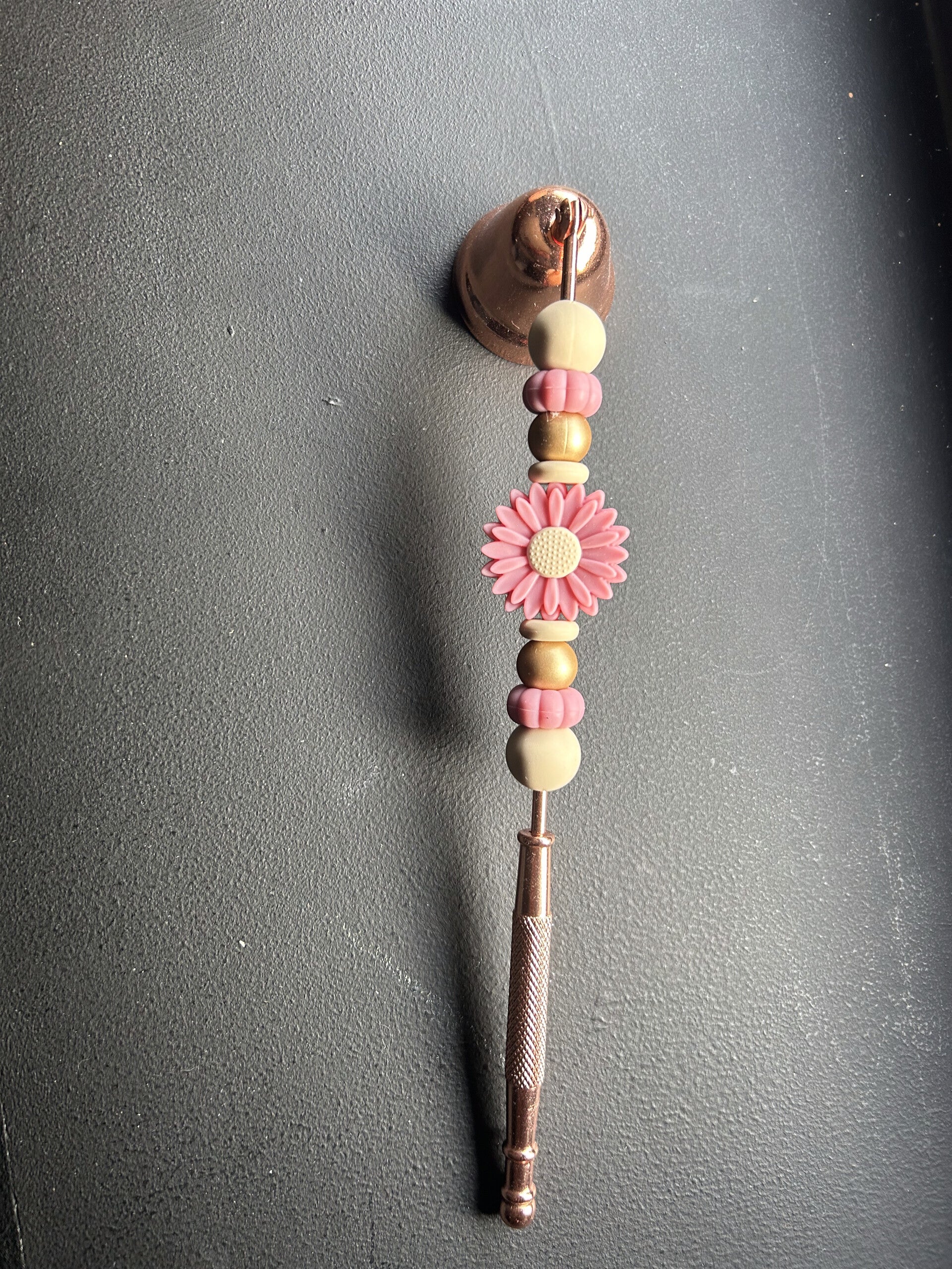 kaarsendover met een  roze madeliefje