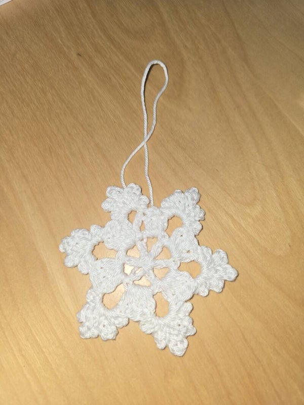 Gehäkelter Anhänger "Schneeflocke"