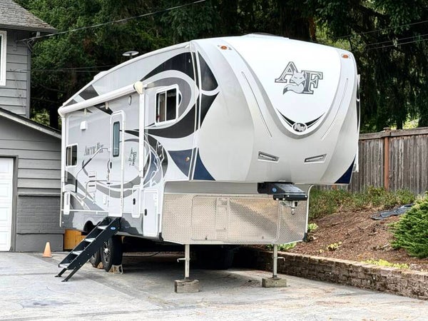 2019 Arctic Fox 27-5L 5th Wheel In Excellent Shape