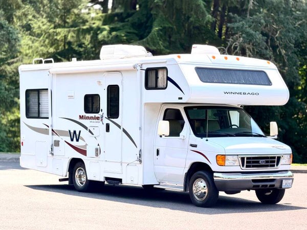 2005 Winnebago Minnie Special Edition 24V – 38,000 Original Miles