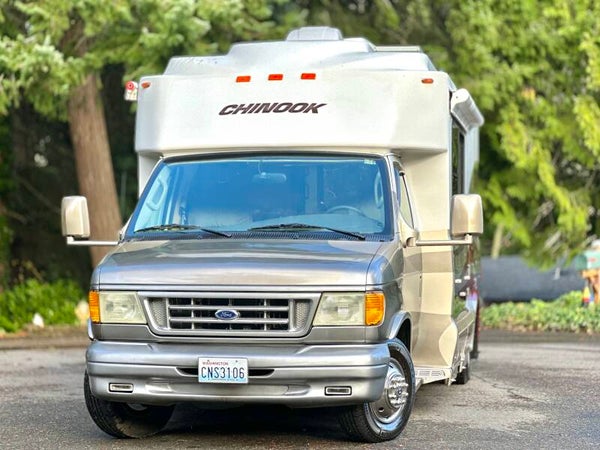 2003 Chinook Glacier 2500 With Slide Out