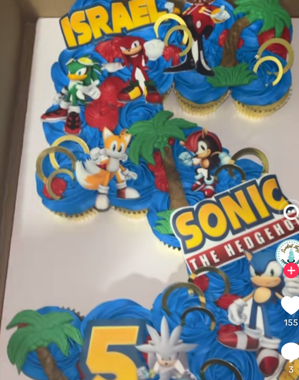 Sonic the Hedgehog Cupcake Cake (24)