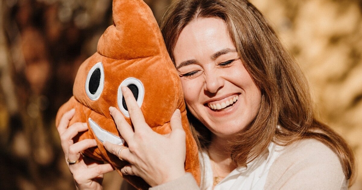 Jennifer Böhnke, Darm- und Gesundheitscoaching bei Darmhappy, lacht und hält ein Kuscheltier in den Händen