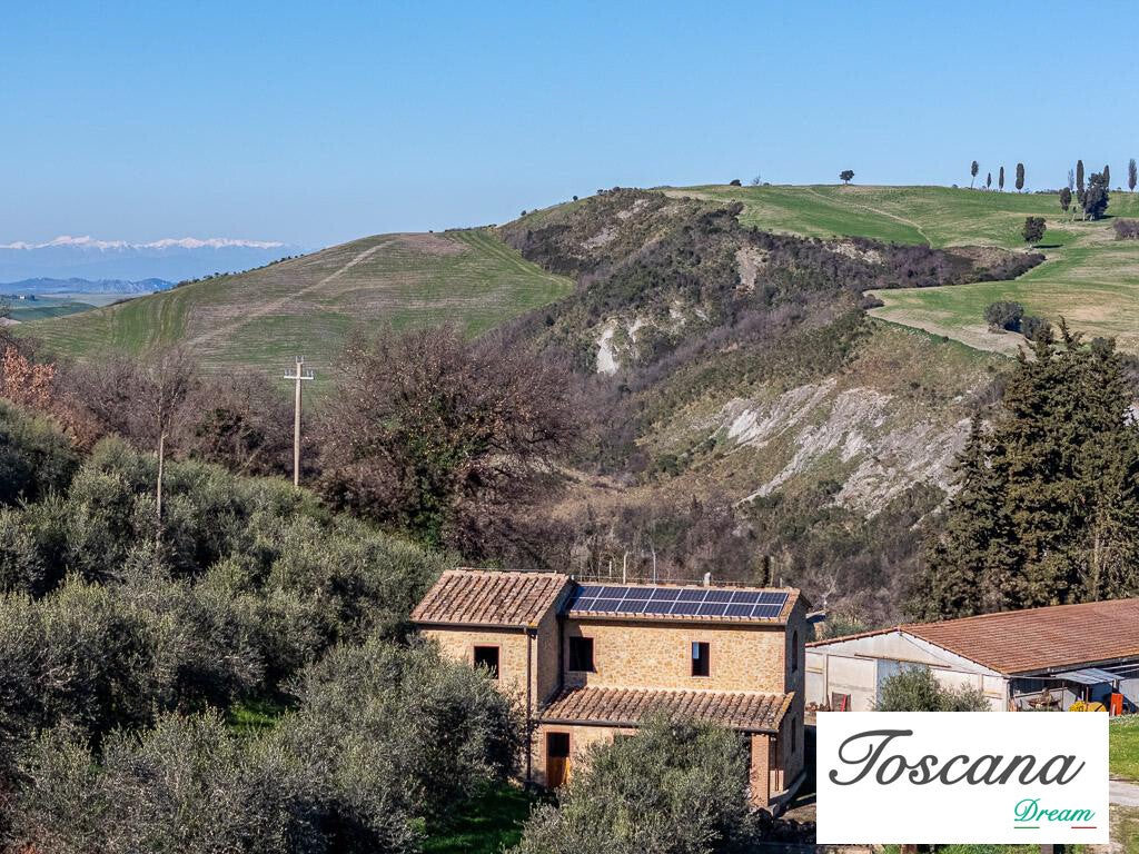 Volterra, Casale nelle colline toscane. Da completare