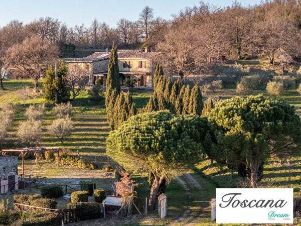 Castelnuovo Val Di Cecina, casale toscano con terreno e viale di cipressi