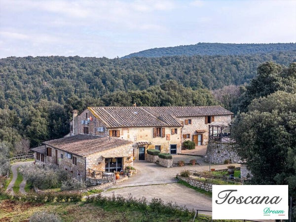 Borgo intero tipico toscano con vista su San Gimignano