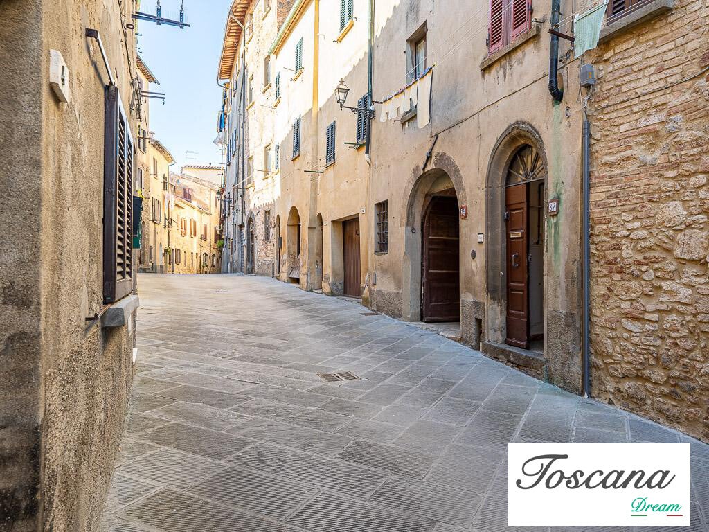 Volterra, Luminoso appartamento in centro con vista sulle colline