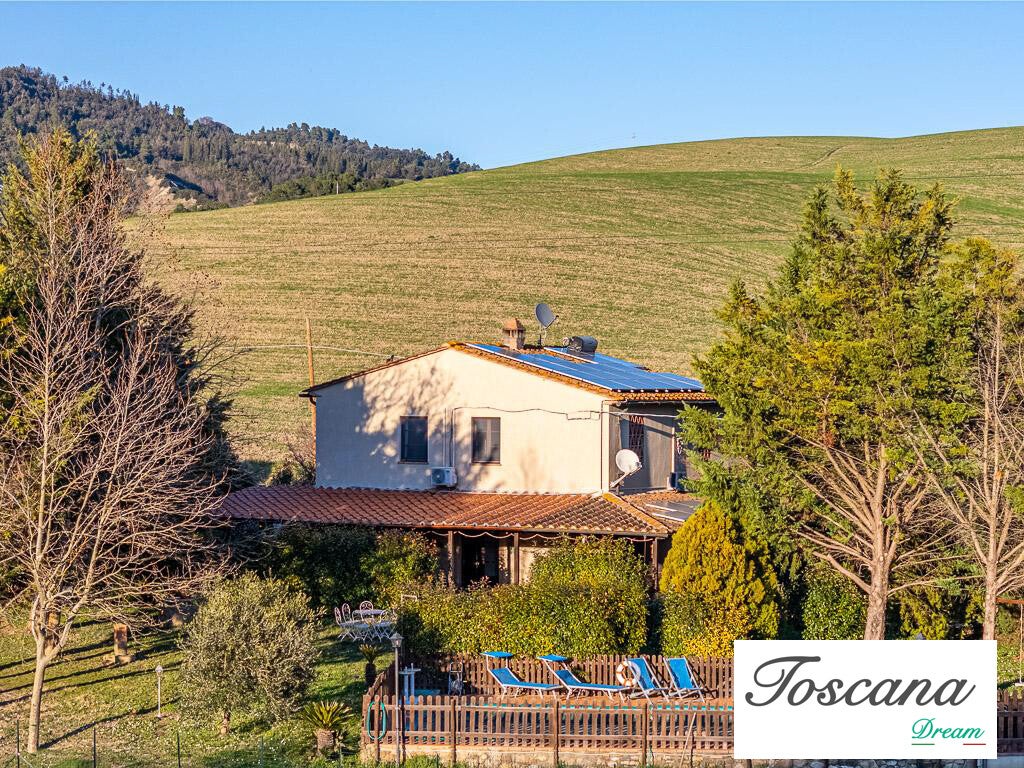 Volterra, Casale in pietra con piscina e vista sulle colline
