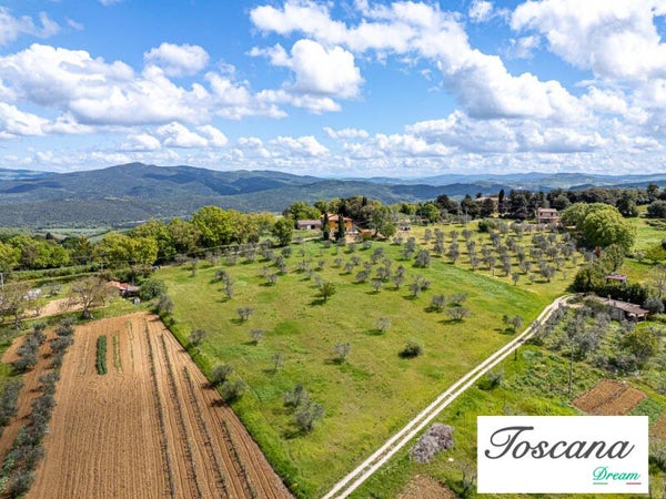 Casale toscano con vista panoramica e uliveto