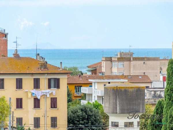 Follonica, appartamento con garage, cantina e terrazza vista mare