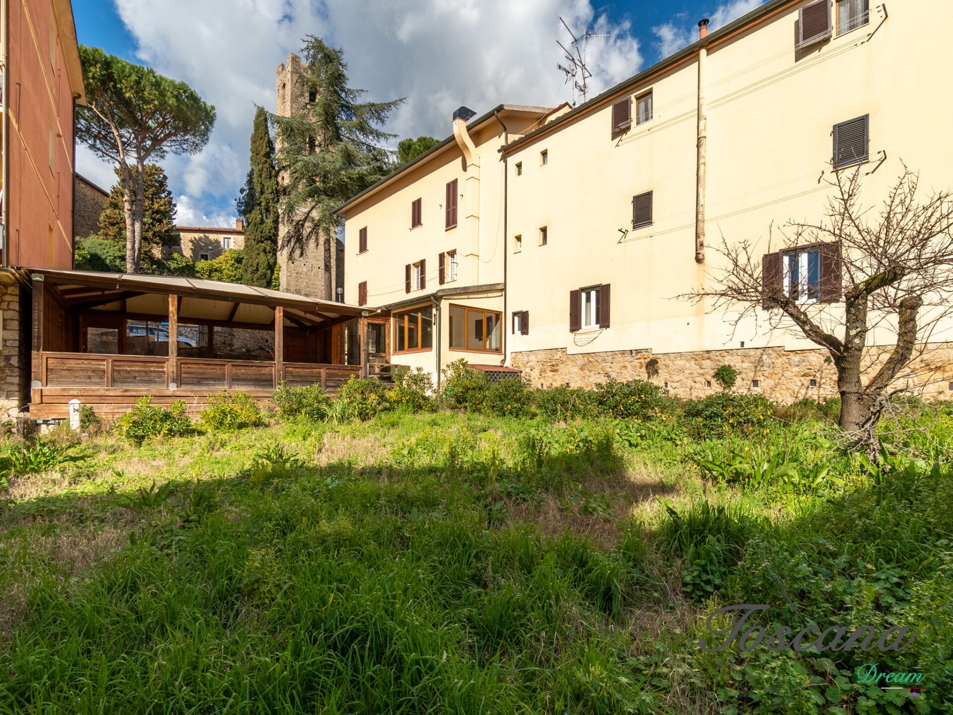 Massa Marittima, Appartamento al piano terra con giardino.