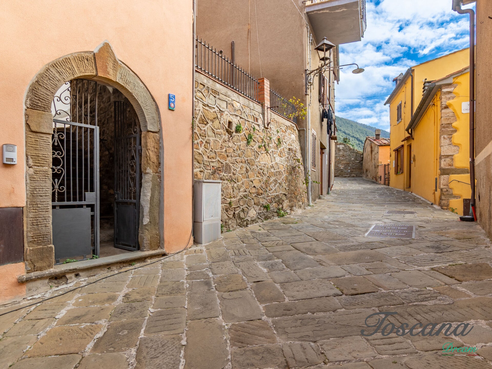 Appartamento ristrutturato a Scarlino Alto con corte esclusiva, cantina e garage – Centro storico