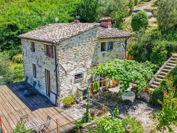 Calci, Montemagno - Colonica immersa nel verde