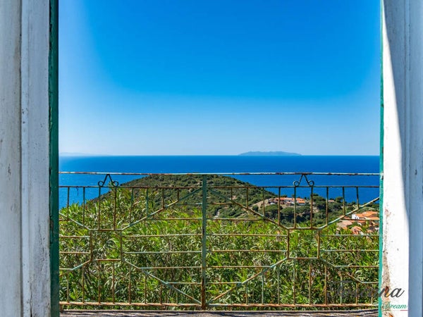 Isola D'Elba, porzione di casale di fronte alla Corsica