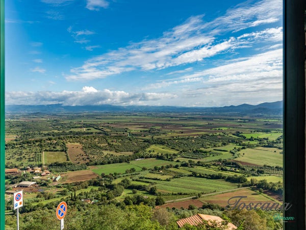 Buriano, appartamento con terrazzino con vista sulla piazza