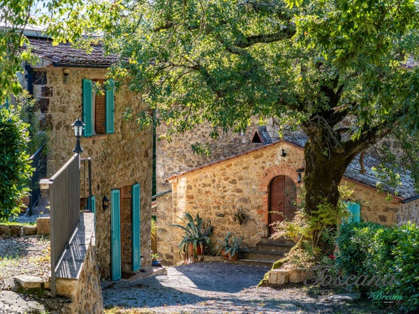 Boccheggiano, borgo toscano esclusivo con piscina