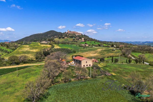 Montecastelli, casale con vista mozzafiato sull’antico borgo e sulla Rocca Sillana